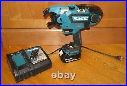 Makita XRT01 Cordless Rebar Tying Tool (14.4 or 18-volt) with Battery & Charger